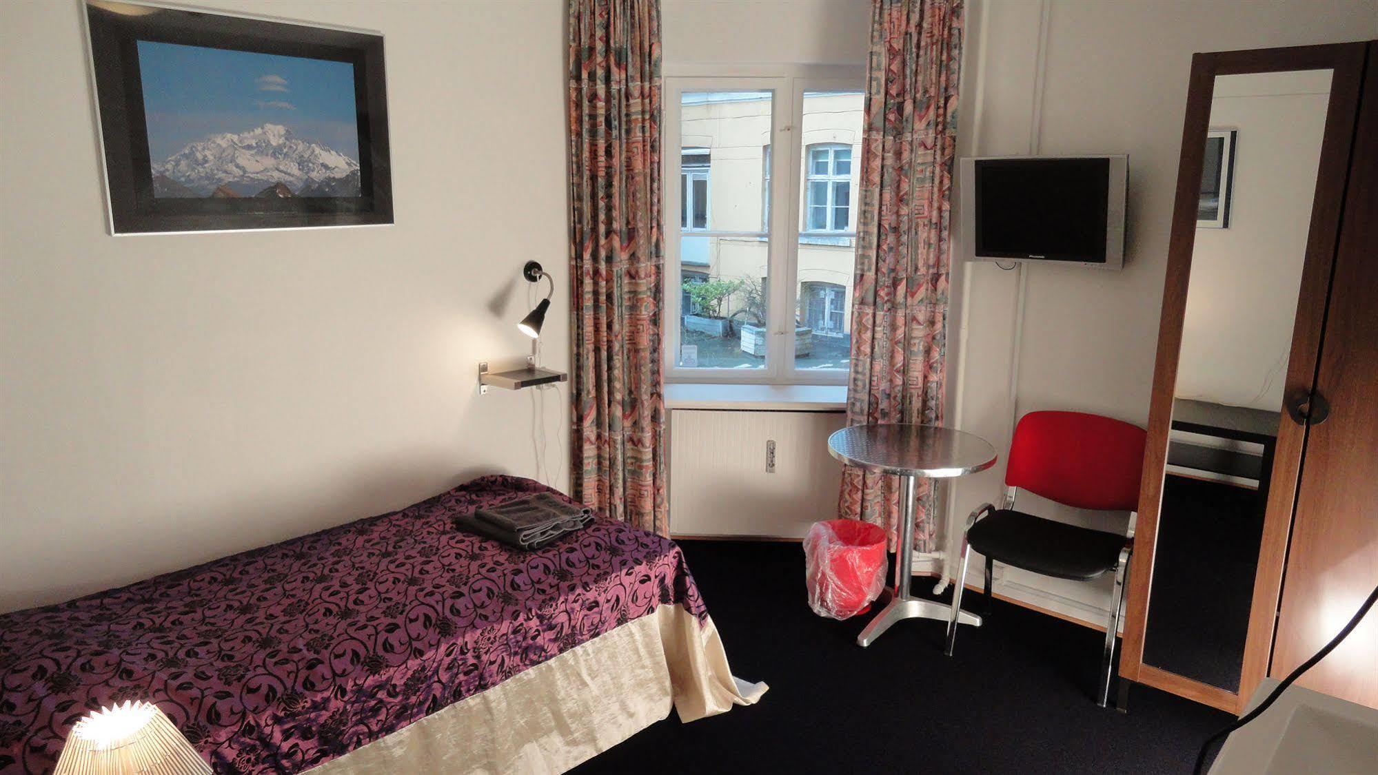 Jorgensen Hostel *